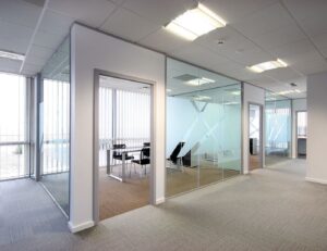 divisoria-modular-placa-gesso-acartonado-drywall-com-vidro